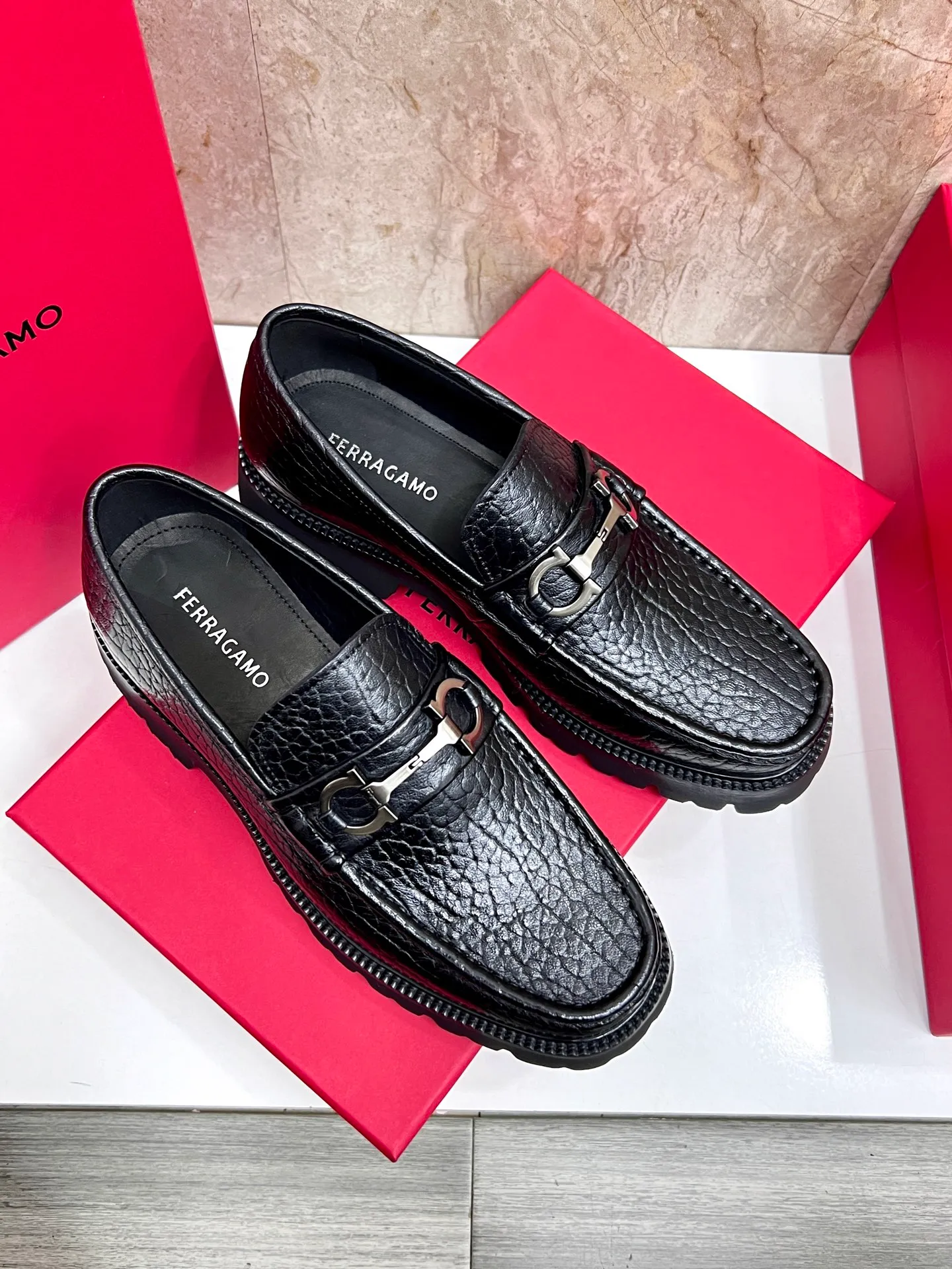Original quality P580 Brand: Ferragamo Standard size: Men's size 38/44 (45.46 can be customized) Grade: Same style as the official website High-quality men's shoes Material: Customized first-layer calfskin with water-dyed cowhide lining Cowhide tiptoe Original non-slip and wear-resistant rubber outsole Style category: Men's formal business leather shoes are young and fashionable European and American trends British style Casual matching and comfortable feet Color: actual picture